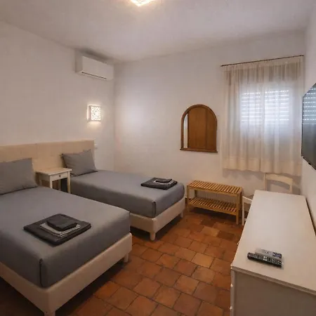 Oura Family House בית נופש *