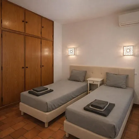Oura Family House בית נופש