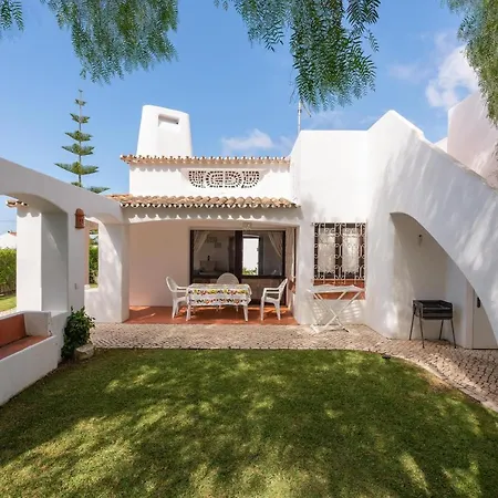 Oura Family House Ferienhaus *